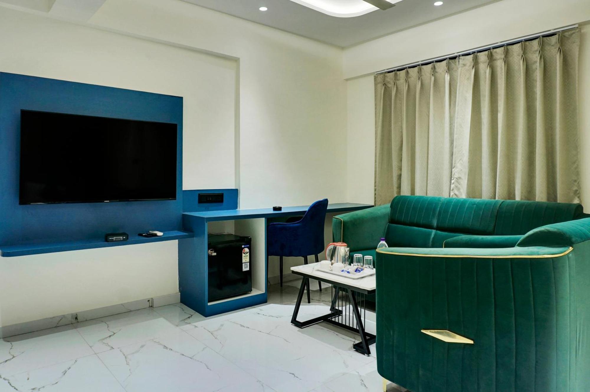 Palm Suites Baner- Indian Nationals Only Pune Exterior foto